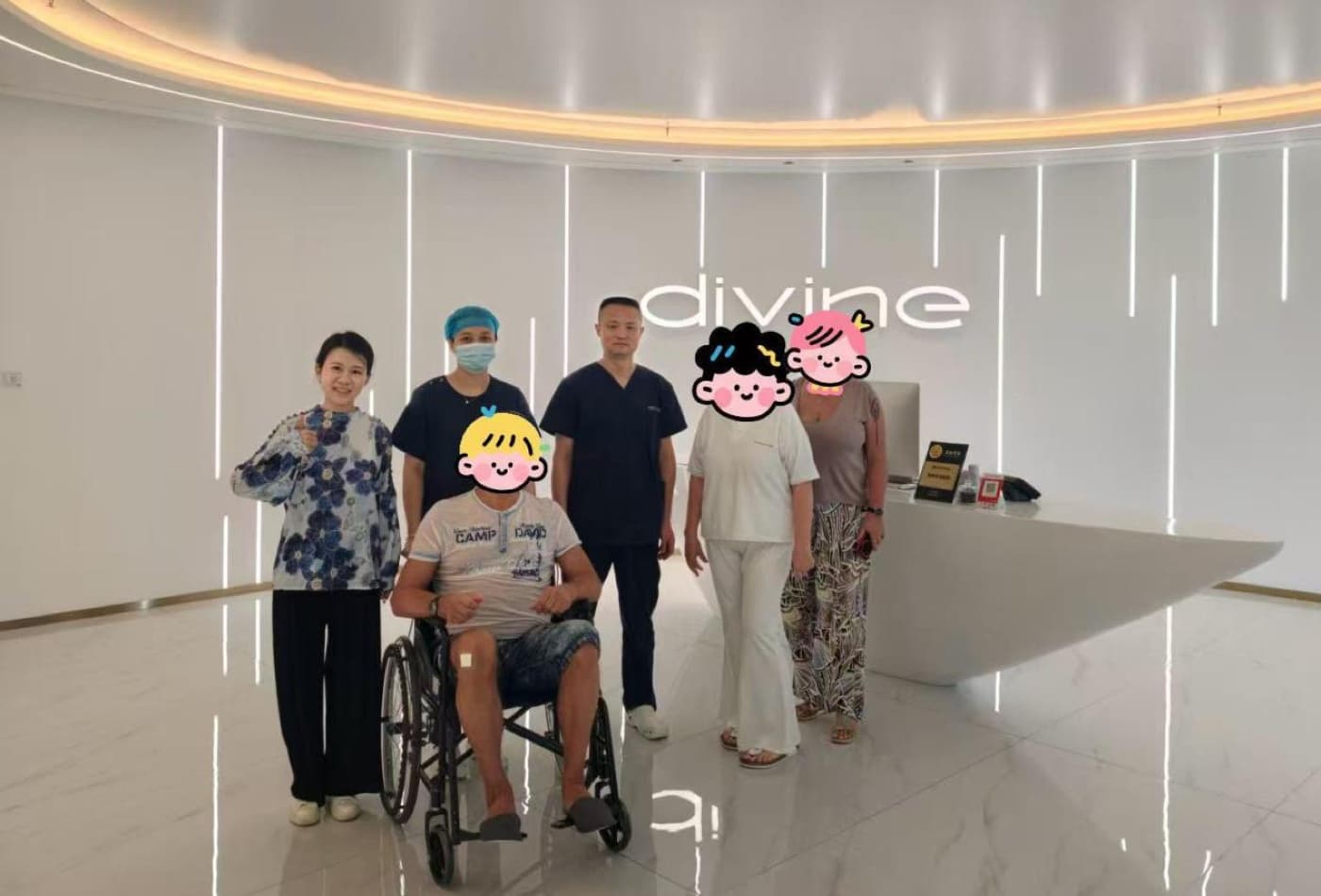 他已不再感到疼痛，且完全满意